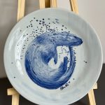 Nutria marina pintada a mano sobre un plato de cerámica en la técnica tradicional Azul de Delft