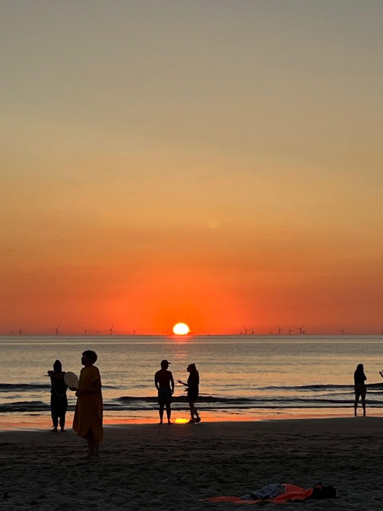 Fotografía de un atardecer en la playa de Scheveningen con el parque eólico marino Hollandse Kust Zuid, tomada por Elsa Quicazán en el verano de 2025.