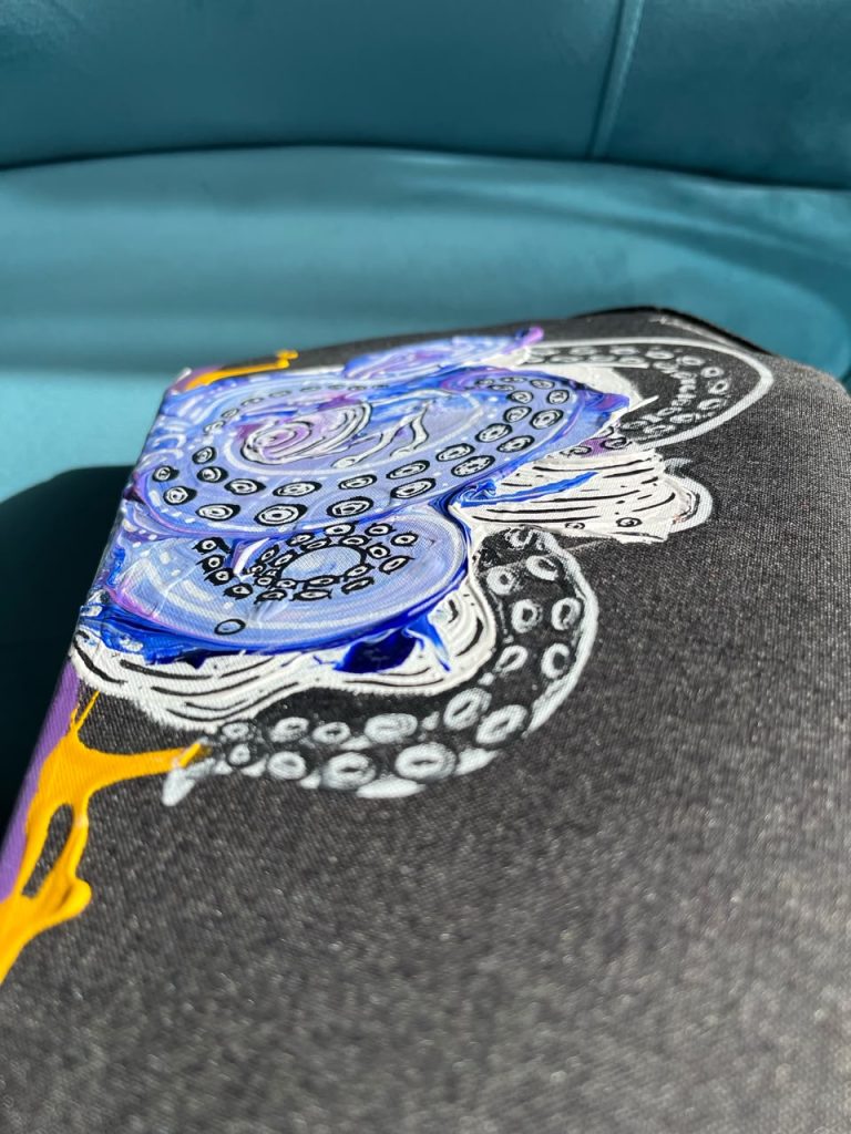 Side view showing how the octopus wraps around the suitcase.